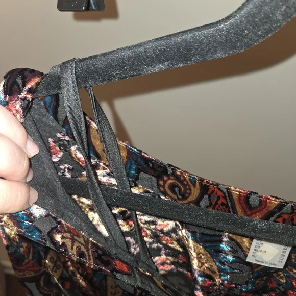 Elegant Paisley Velvet Midi Dress - Picture 4 of 7